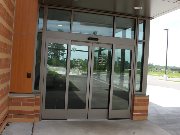 Automatic sliding door entrance with glass vestibule
